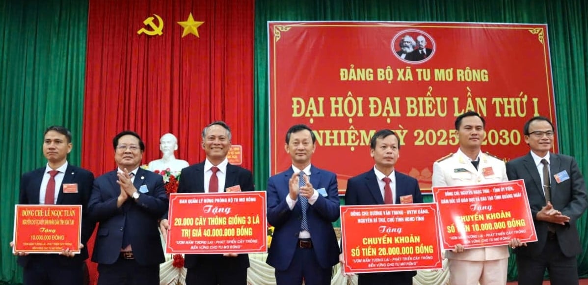 Tại Đại hội Đảng bộ xã Tu Mơ Rông, nhiều tổ chức, doanh nghiệp đã ủng hộ cây giống và tiền mặt để hỗ trợ người dân. Ảnh: Tuấn Anh.