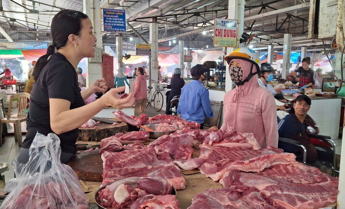 Sức mua thịt lợn giảm mạnh do ảnh hưởng của dịch tả lợn Châu Phi. Ảnh: Võ Hà.