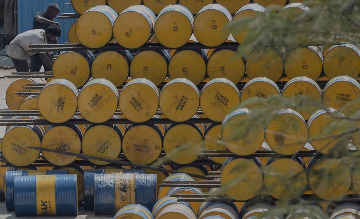 Giá xăng dầu hôm nay 1/5: Dầu thô giảm sâu nhất trong 3,5 năm qua - Ảnh 1