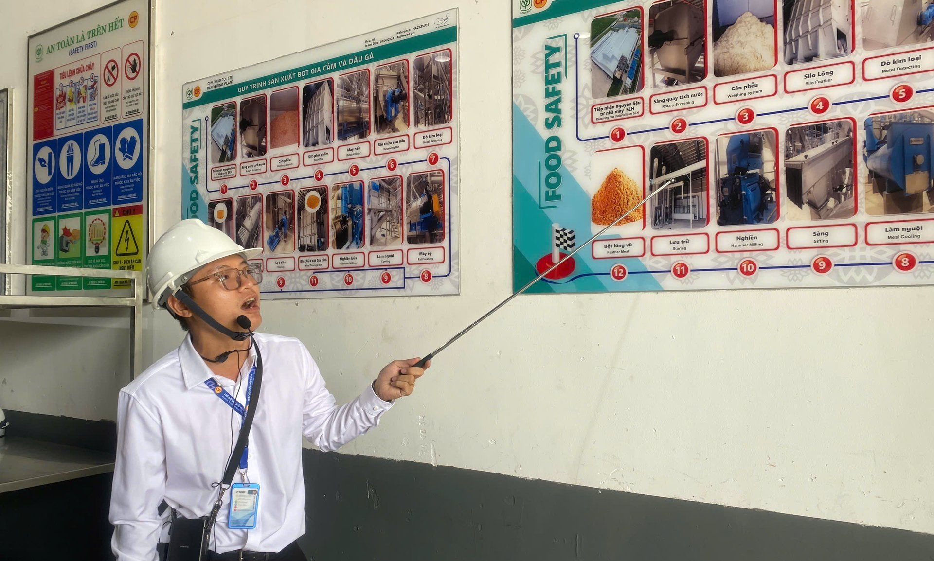 Cán bộ tại CPV Food Bình Phước giới thiệu các giải pháp tiết kiệm năng lượng, phát thải thấp. Ảnh: Trần Trung.