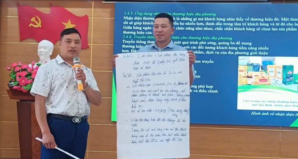Các học viên viết câu chuyện về sản phẩm OCOP và giới thiệu, quảng bá cho các học viên trong lớp nghe, trao đổi góp ý. Ảnh: Lưu Hòa.