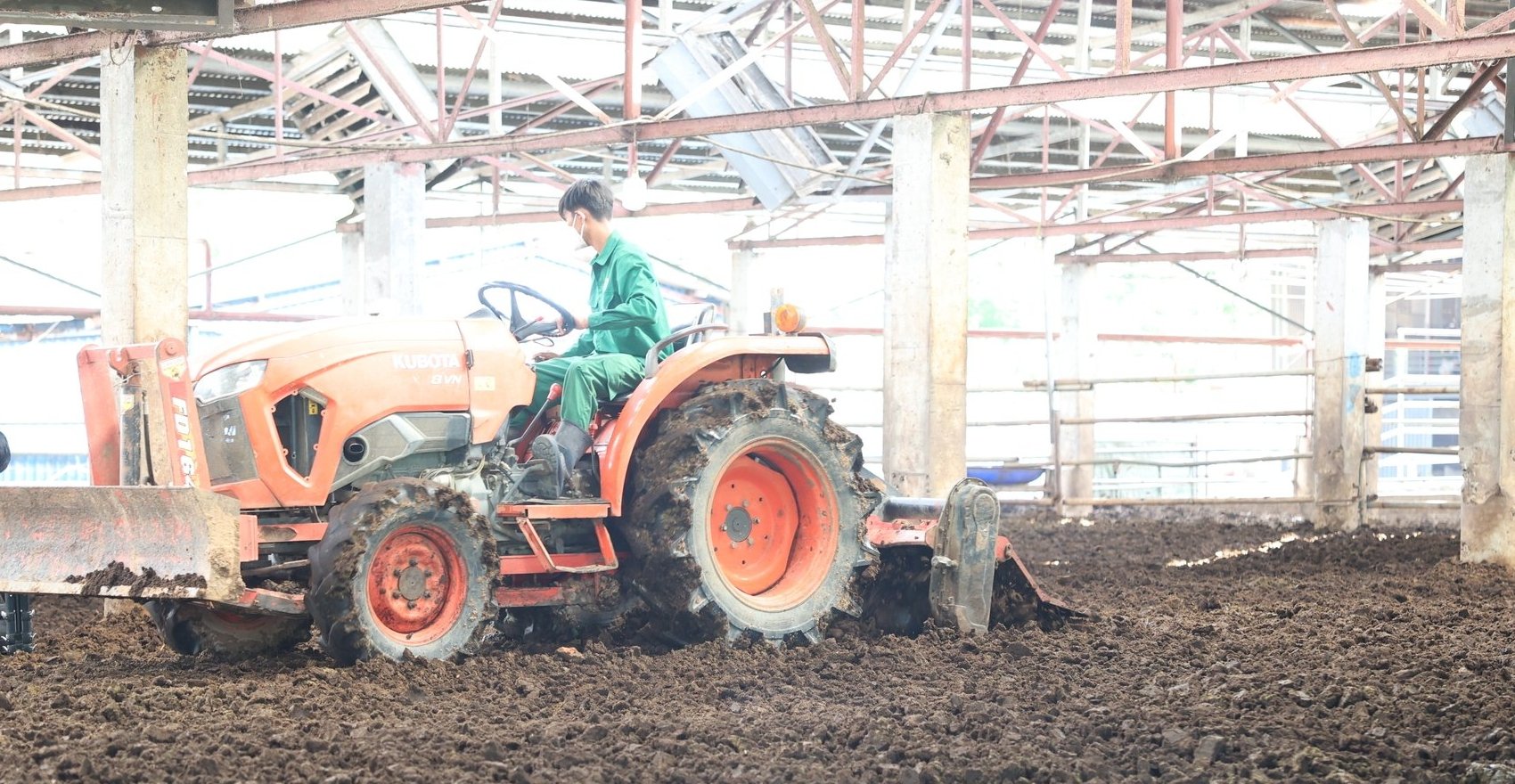 Xe cơ giới chuyên dụng xử lý phân giúp hạn chế mùi hôi, giảm phát thải. Ảnh: Trần Trung.
