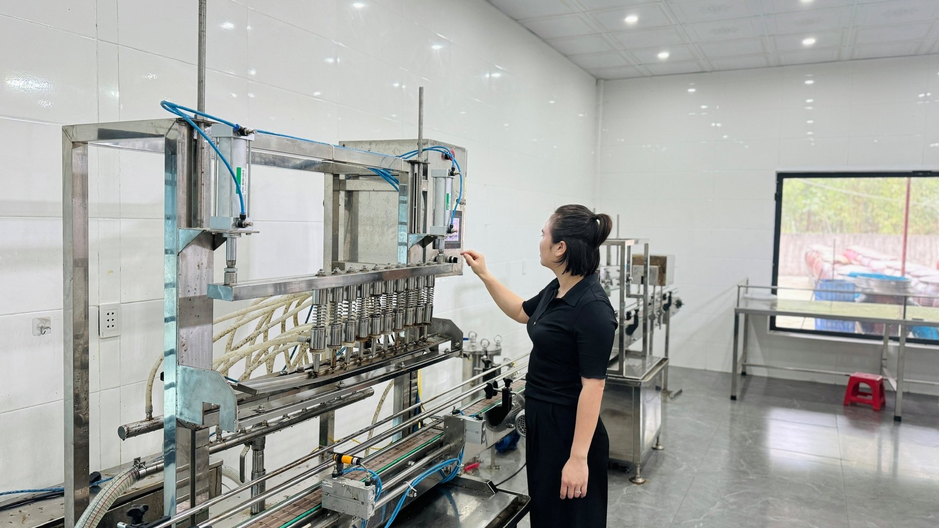 HTX Dịch vụ Chế biến hải sản Phú Sáng đầu tư công nghệ chiết rót tự động với kinh phí 750 triệu đồng giúp giảm 50% chi phí nhân công. Ảnh: Ánh Nguyệt.