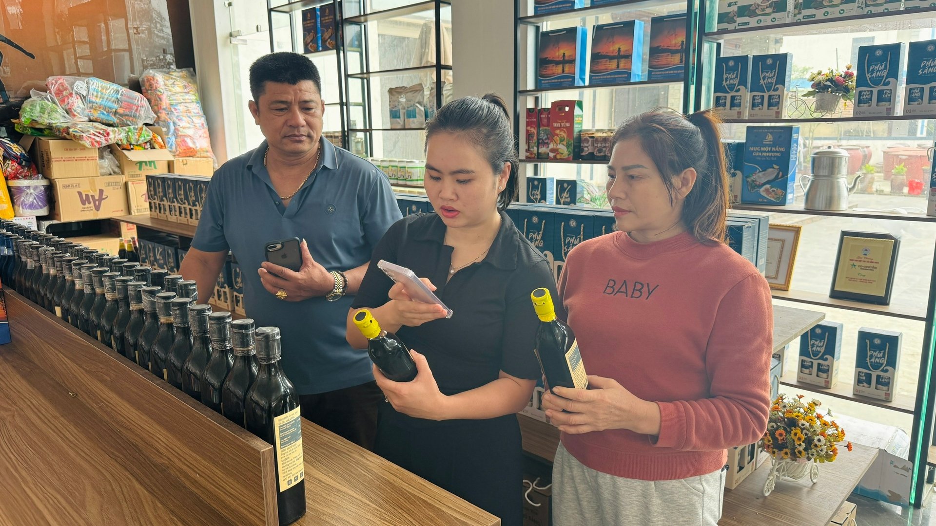 Nhiều cơ sở sản xuất, nông dân đã mạnh dạn ứng dụng công nghệ số, tạo thuận lợi trong giao dịch, kết nối tiêu thụ sản phẩm. Ảnh: Ánh Nguyệt.
