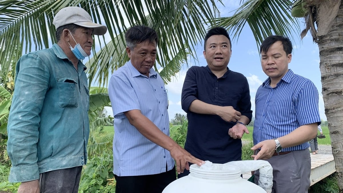 Đại diện Công ty cổ phần Hóa Nông AHA giới thiệu quy trình phun khoáng cho lúa bằng dây bay. Ảnh: Hồ Thảo.