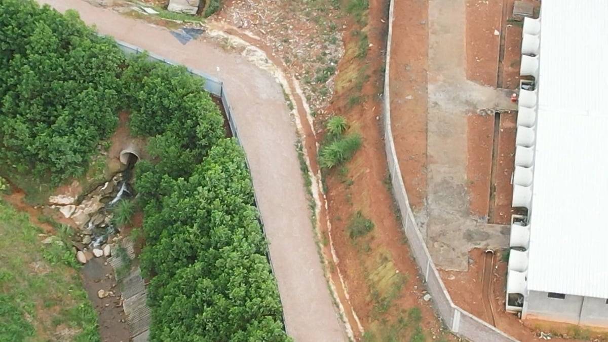 Nước thải rò rỉ ra môi trường. Ảnh: Cường Vũ. 