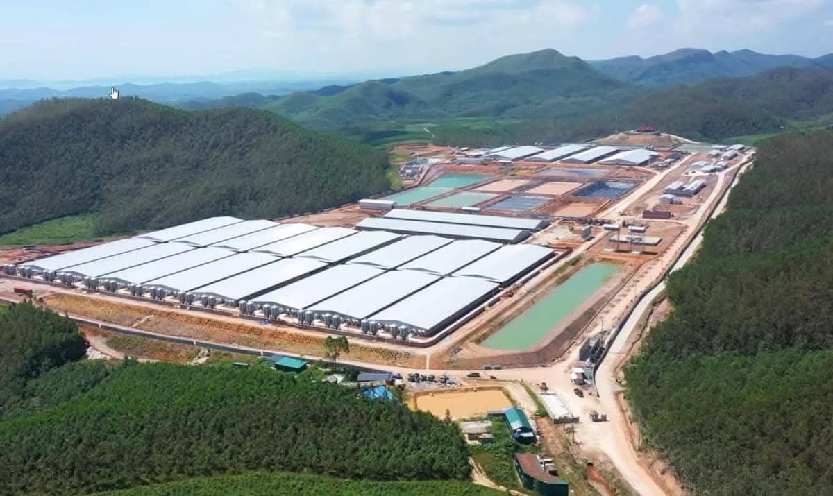Trang trại chăn nuôi lợn công nghệ cao Greentech được xây dựng trên cao, xung quanh là đồi núi. Ảnh: Cường Vũ. 