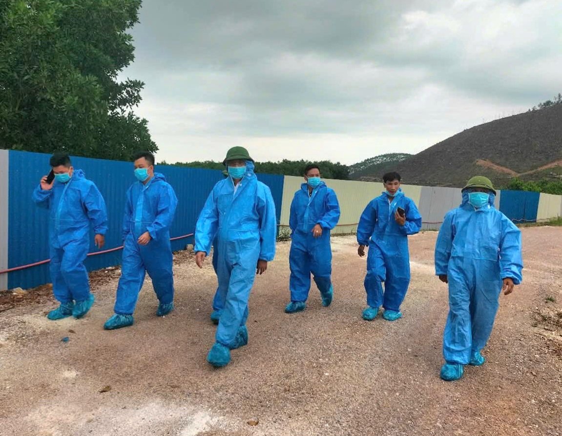 UBND xã Đường Hoa đến kiểm tra trại lợn Greentech, ghi nhận có mùi hôi lan tỏa ra môi trường. Ảnh: Cường Vũ. 