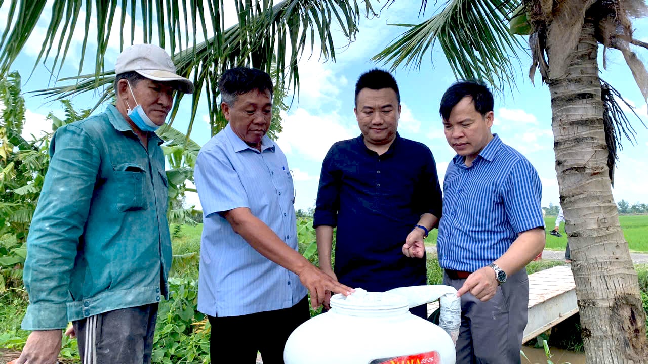 Các chuyên gia, nhà khoa học trao đổi với nông dân về công nghệ phun khoáng bằng dây bay. Ảnh: Minh Sáng. Các chuyên gia, nhà khoa học trao đổi với nông dân về công nghệ phun khoáng bằng dây bay. Ảnh: Minh Sáng.