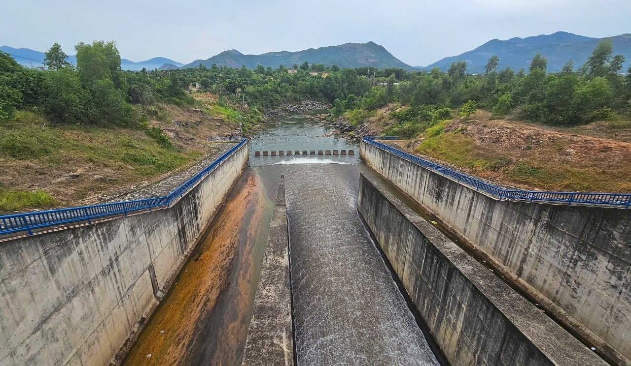 Hồ Suối Dầu điều tiết nước phục vụ sản xuất lúa hè thu 2025. Ảnh: Kim Sơ.