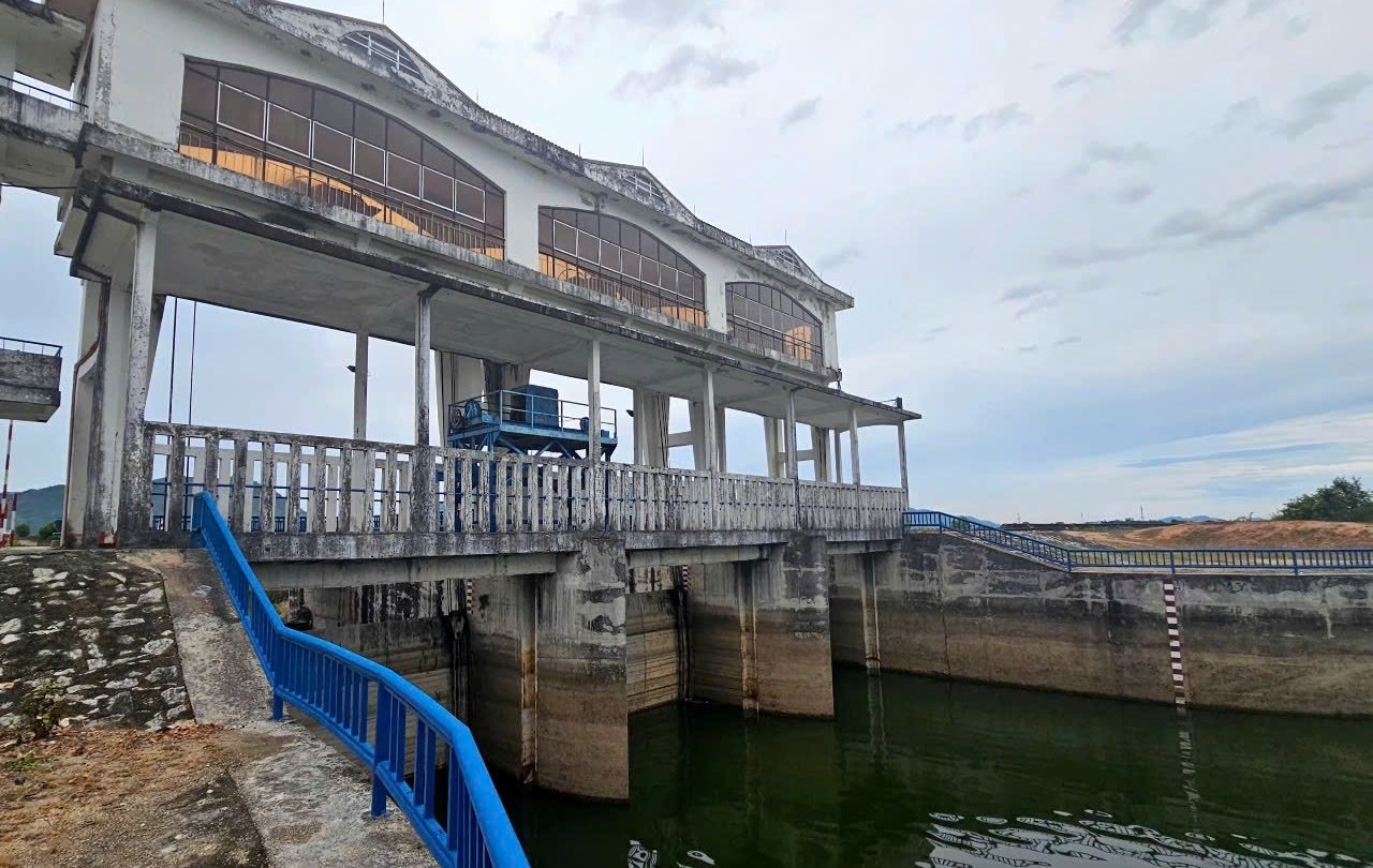 Nguồn nước các hồ chứa hiện dồi dào, đảm bảo phục vụ tưới lúa hè thu đến cuối vụ. Ảnh: Kim Sơ.