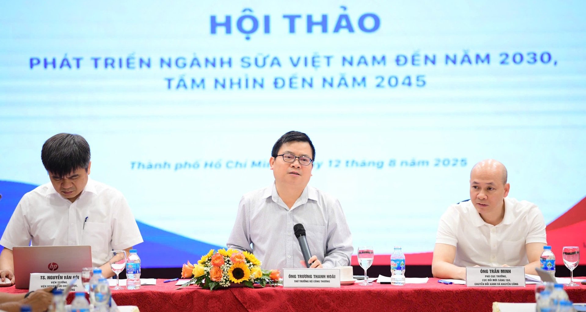 Thứ trưởng Bộ Công Thương Trương Thanh Hoài (giữa) cùng các đại biểu trao đổi định hướng phát triển ngành sữa Việt Nam đến năm 2030, tầm nhìn đến năm 2045. Ảnh: Hà Duyên. Thứ trưởng Bộ Công Thương Trương Thanh Hoài (giữa) cùng các đại biểu trao đổi định hướng phát triển ngành sữa Việt Nam đến năm 2030, tầm nhìn đến năm 2045. Ảnh: Hà Duyên.