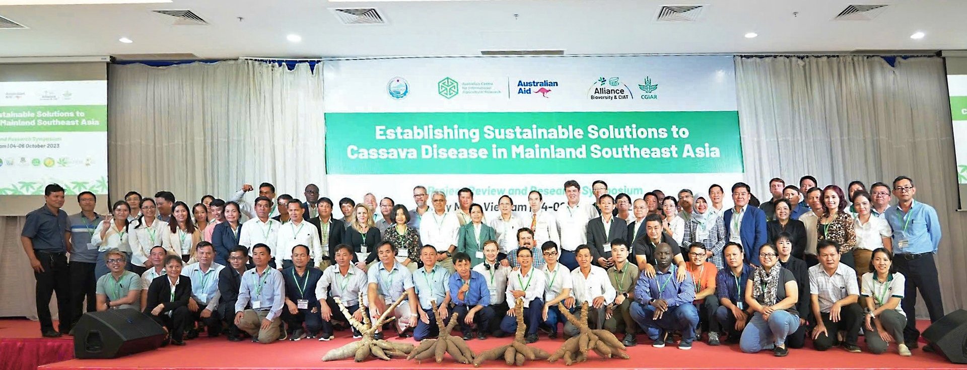 Các đại biểu đến từ CIAT, ACIAR, Sở NN-PTNT Tây Ninh và các viện nghiên cứu đối tác tại Việt Nam, Lào, Campuchia, Thái Lan… tham dự hội thảo nghiệm thu dự án 'Thiết lập các giải pháp bền vững đối với bệnh hại trên cây sắn ở khu vực Đông Nam Á' tại tỉnh Tây Ninh năm 2023. Ảnh: Khánh Linh – CIAT.