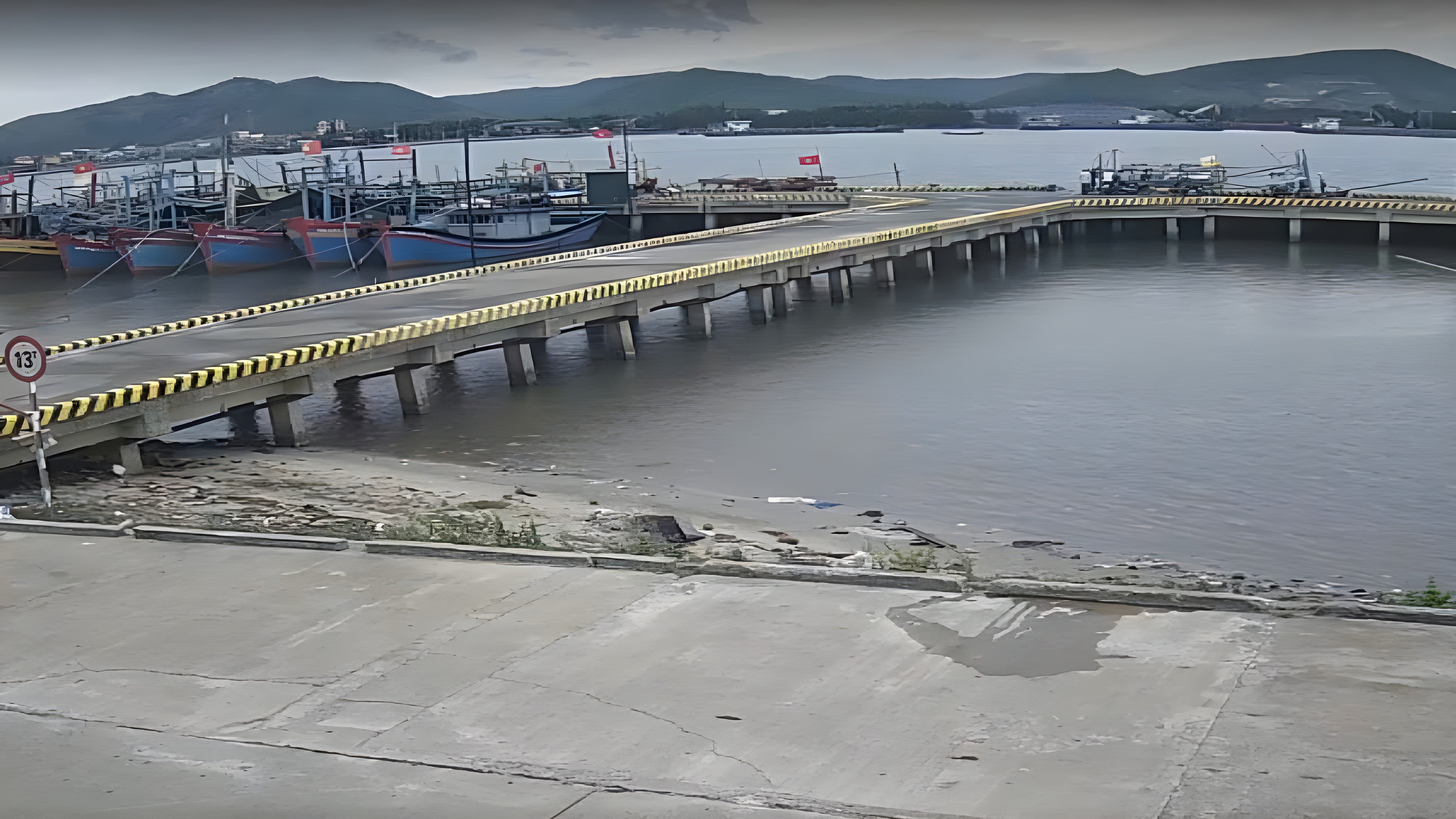 Cảng cá Quảng Phúc do tư nhân đầu tư góp phần quản lý tàu cá chặt chẽ hơn. Ảnh: T. Phùng.