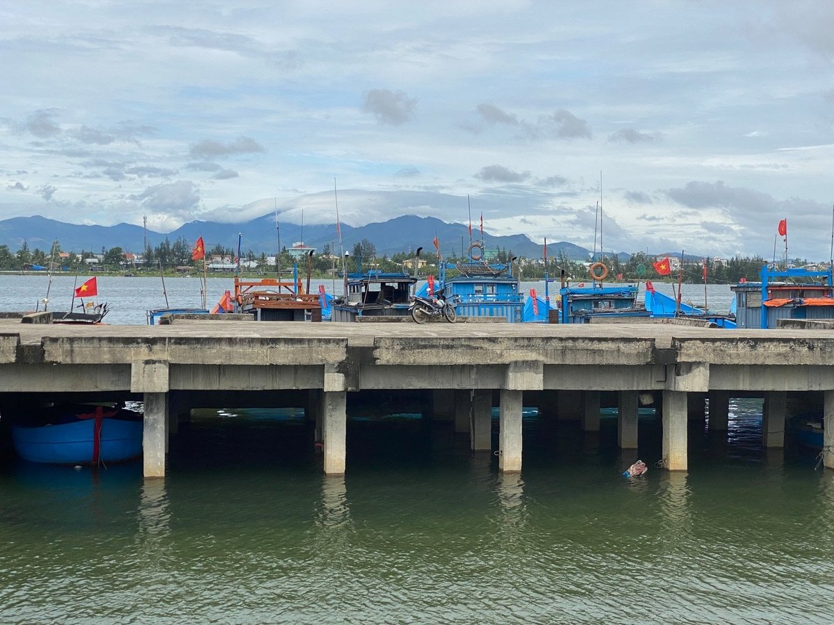 Cảng cá sông Trà Bồng không đủ điều kiện để tàu lớn ra vào. Ảnh: Võ Hà.