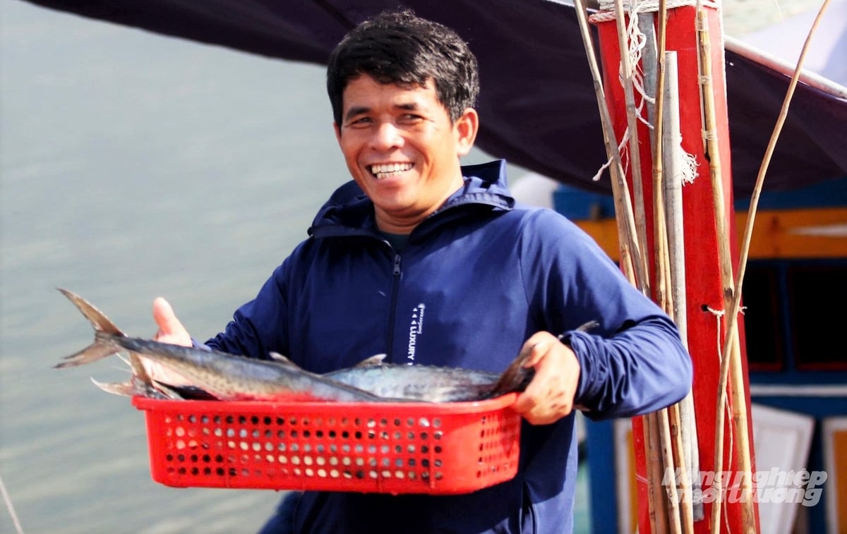 Ngư dân Ngô Văn Hiếu chia sẻ, việc mở rộng cảng cá Thạch Kim giúp tàu thuyền thuận tiện, an toàn hơn. Ảnh: Thanh Nga.