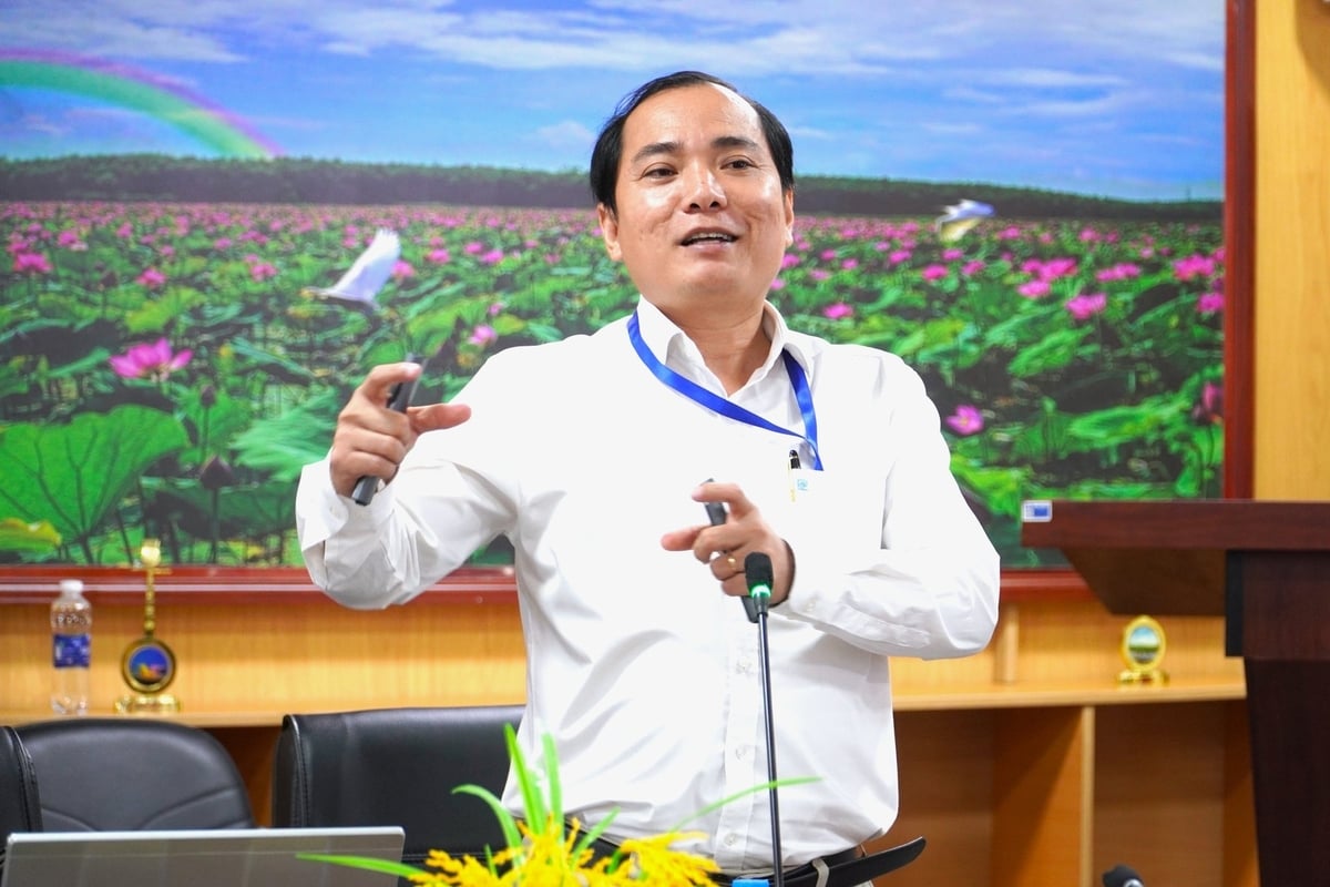 PGS.TS Võ Hồng Tú, Phó Giám đốc Cơ sở Hậu Giang - Đại học Cần Thơ chỉ ra những điểm nghẽn trong ứng dụng khoa học công nghệ của HTX nông nghiệp. Ảnh: Kim Anh.