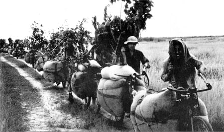 Giai đoạn 1955 - 1975, miền Bắc trở thành hậu phương lớn, gồng mình trong khói bom của chiến tranh phá hoại để lo cho miền Nam ruột thịt. Ảnh tư liệu. Giai đoạn 1955 - 1975, miền Bắc trở thành hậu phương lớn, gồng mình trong khói bom của chiến tranh phá hoại để lo cho miền Nam ruột thịt. Ảnh tư liệu.