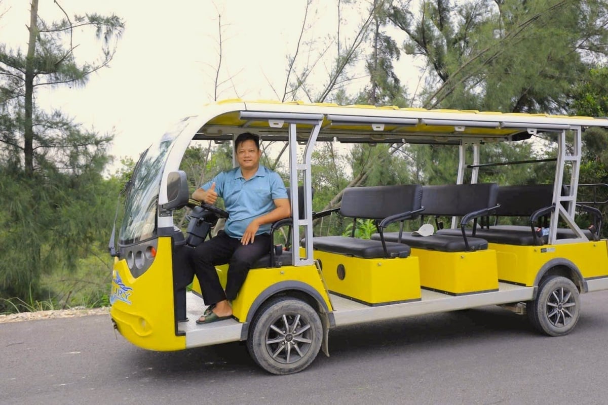Anh Châu Văn Ngọc vẫn hàng ngày lái xe điện dẫn khách thăm đảo Minh Châu. Ảnh: ĐT.