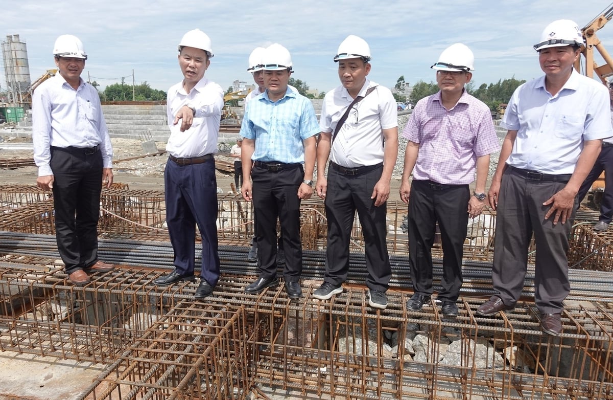 Thứ trưởng Bộ Nông nghiệp và Môi trường Phùng Đức Tiến (thứ 2 từ trái qua) kiểm tra dự án nâng cấp, mở rộng khu neo đậu tránh trú bão kết hợp cảng cá Tịnh Hòa (xã Đông Sơn, tỉnh Quảng Ngãi). Ảnh: L.K.