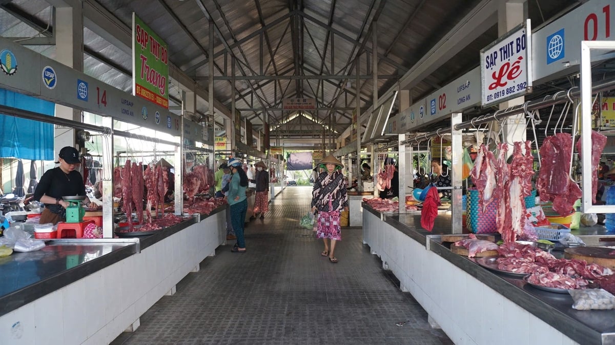 Các quầy thịt heo tại Tây Ninh vắng khách. Ảnh: Trần Trung.