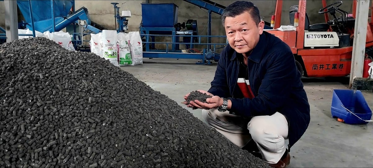 Ông Hoàng Xuân Hải, ở xã Lạc Dương cùng cộng sự đã chi hàng tỷ đồng đầu tư máy móc, vật tư, nguyên liệu, chất phụ gia để tự sản xuất phân hữu cơ với quy mô 5 tấn phân thành phẩm mỗi ngày. Ảnh: Khắc Lịch. Ông Hoàng Xuân Hải, ở xã Lạc Dương cùng cộng sự đã chi hàng tỷ đồng đầu tư máy móc, vật tư, nguyên liệu, chất phụ gia để tự sản xuất phân hữu cơ với quy mô 5 tấn phân thành phẩm mỗi ngày. Ảnh: Khắc Lịch.