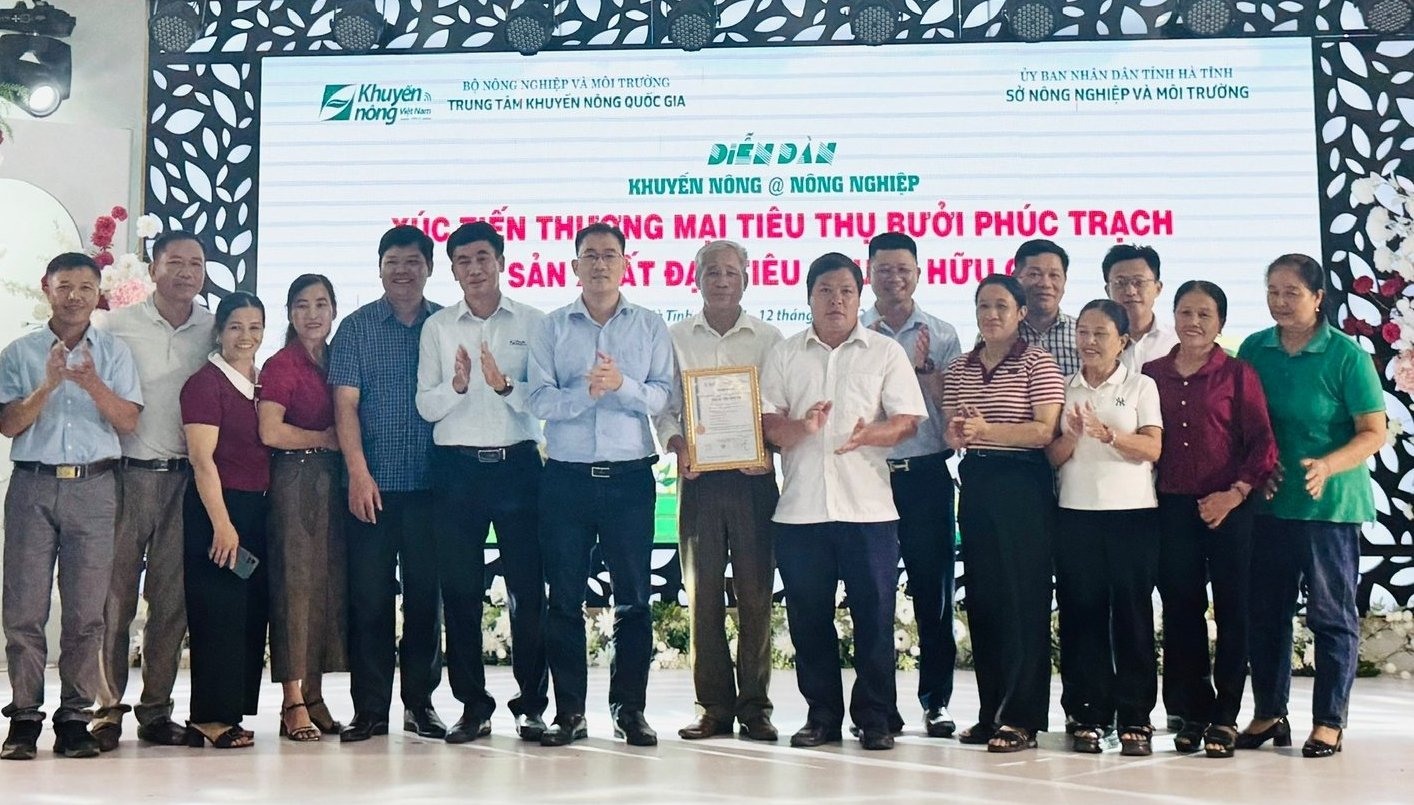 Trao giấy chứng nhận đạt tiêu chuẩn hữu cơ cho bưởi Phúc Trạch của thôn Ngọc Bội, xã Phúc Trạch. Ảnh: Ánh Nguyệt.