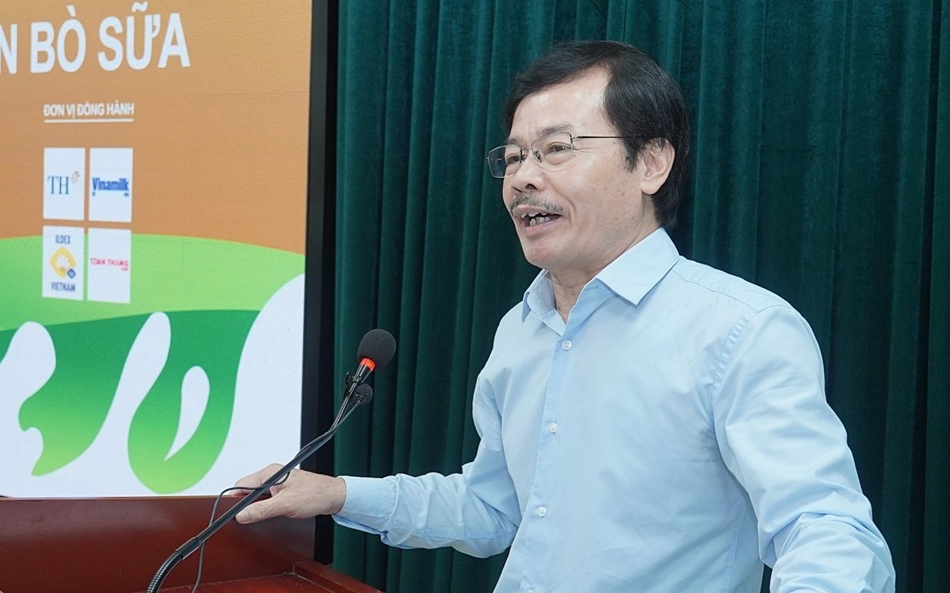 Ông Nguyễn Xuân Dương lo ngại khi tốc độ tăng trưởng đàn bò sữa chỉ còn 0,4%/năm. Ảnh: Bảo Thắng.