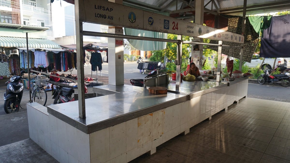 Nhiều quầy 'treo cân' chờ thị trường phục hồi. Ảnh: Trần Trung.