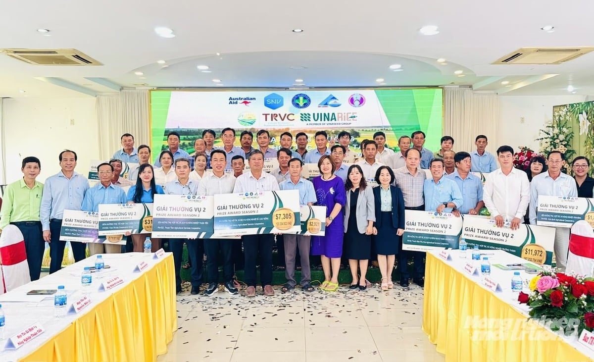 Nông dân trồng lúa ở ĐBSCL nhận thưởng 3,5 tỷ đồng từ dự án TRVC. Ảnh: Lê Hoàng Vũ.