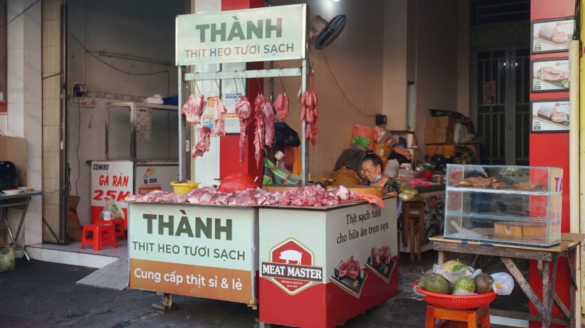 Quầy bàn thịt heo sạch cũng vắng bóng người mua. Ảnh: Trần Trung.