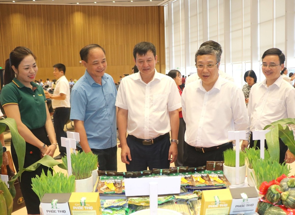 Thứ trưởng Bộ Nông nghiệp và Môi trường Hoàng Trung (thứ 2 từ phải sang) tham quan các gian hàng trưng bày sản phẩm nông nghiệp bên lề hội nghị .Ảnh: Đinh Mười.