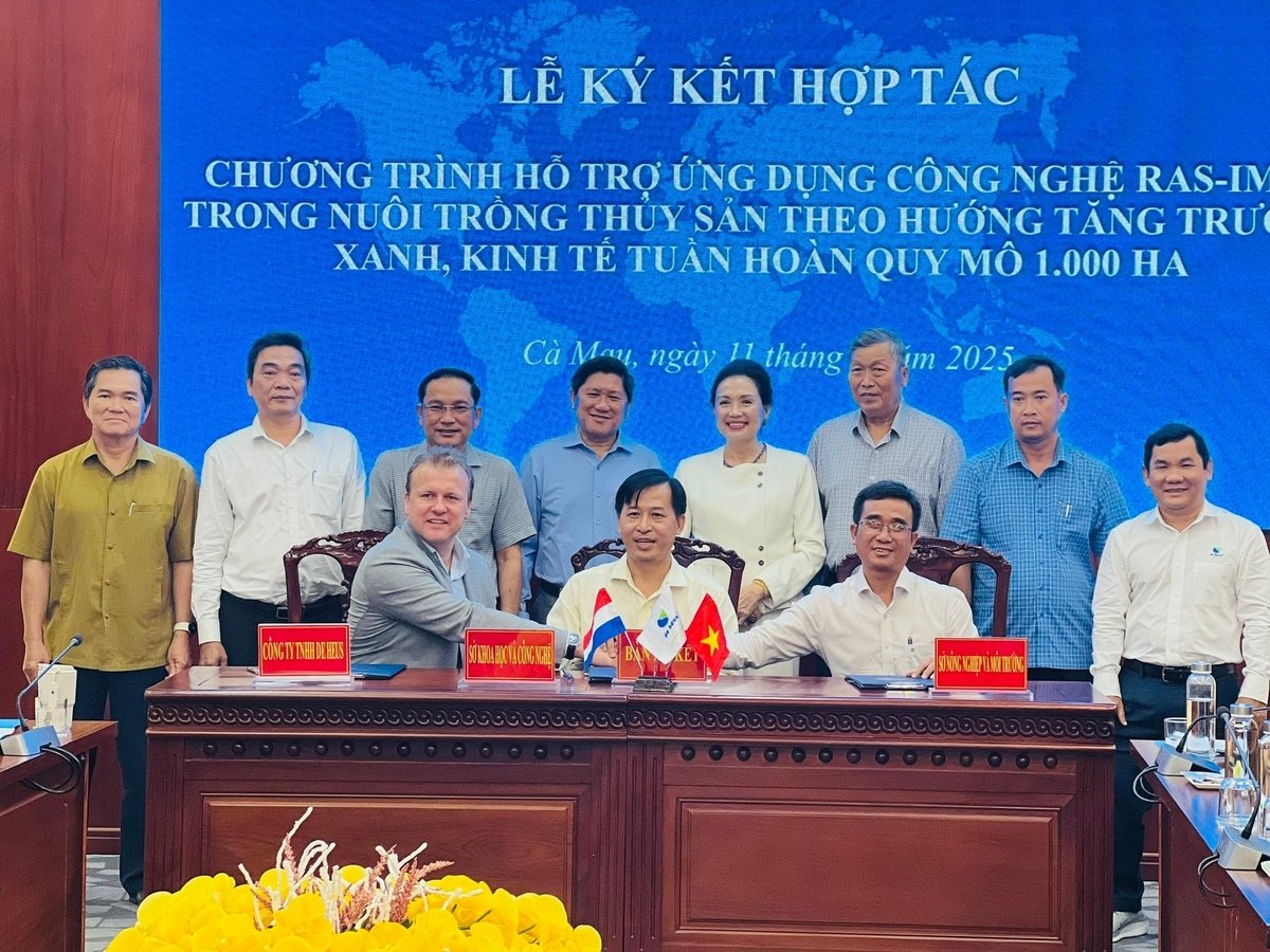 Lễ ký kết hợp tác 'Chương trình hỗ trợ ứng dụng công nghệ RAS-IMTA trong nuôi trồng thủy sản theo hướng tăng trưởng xanh, kinh tế tuần hoàn' giữa De Heus Việt Nam và Sở Nông nghiệp và Môi trường, Sở Khoa học và Công nghệ Cà Mau. Ảnh: Trọng Linh.