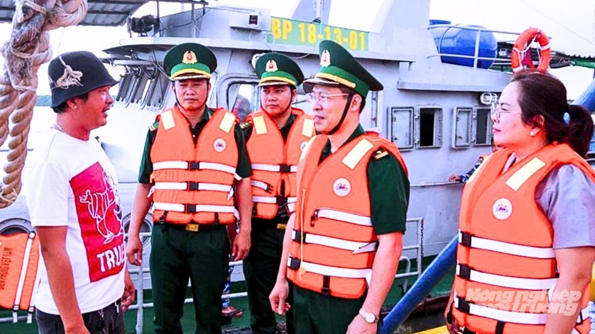 Bộ đội Biên phòng tuyên truyền, vận động ngư dân chấp hành nghiêm quy định chống khai thác IUU. Ảnh: Văn Vũ.
