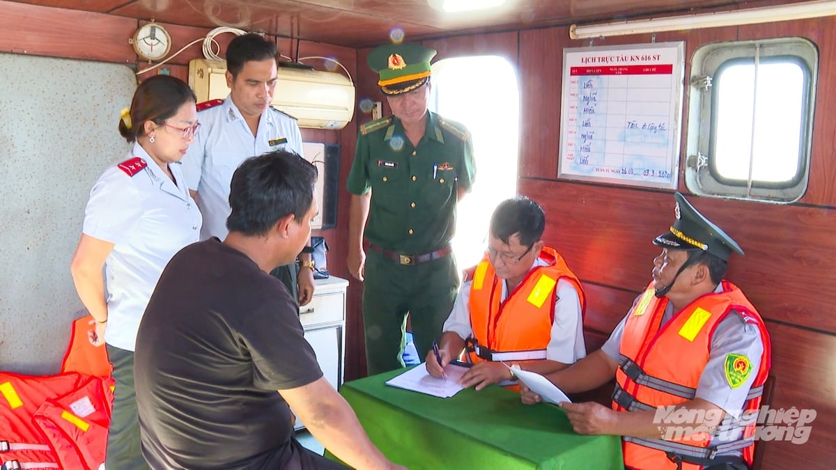 Cán bộ liên ngành làm việc với ngư dân ngay trên tàu để kiểm soát hoạt động khai thác hải sản. Ảnh: Văn Vũ.