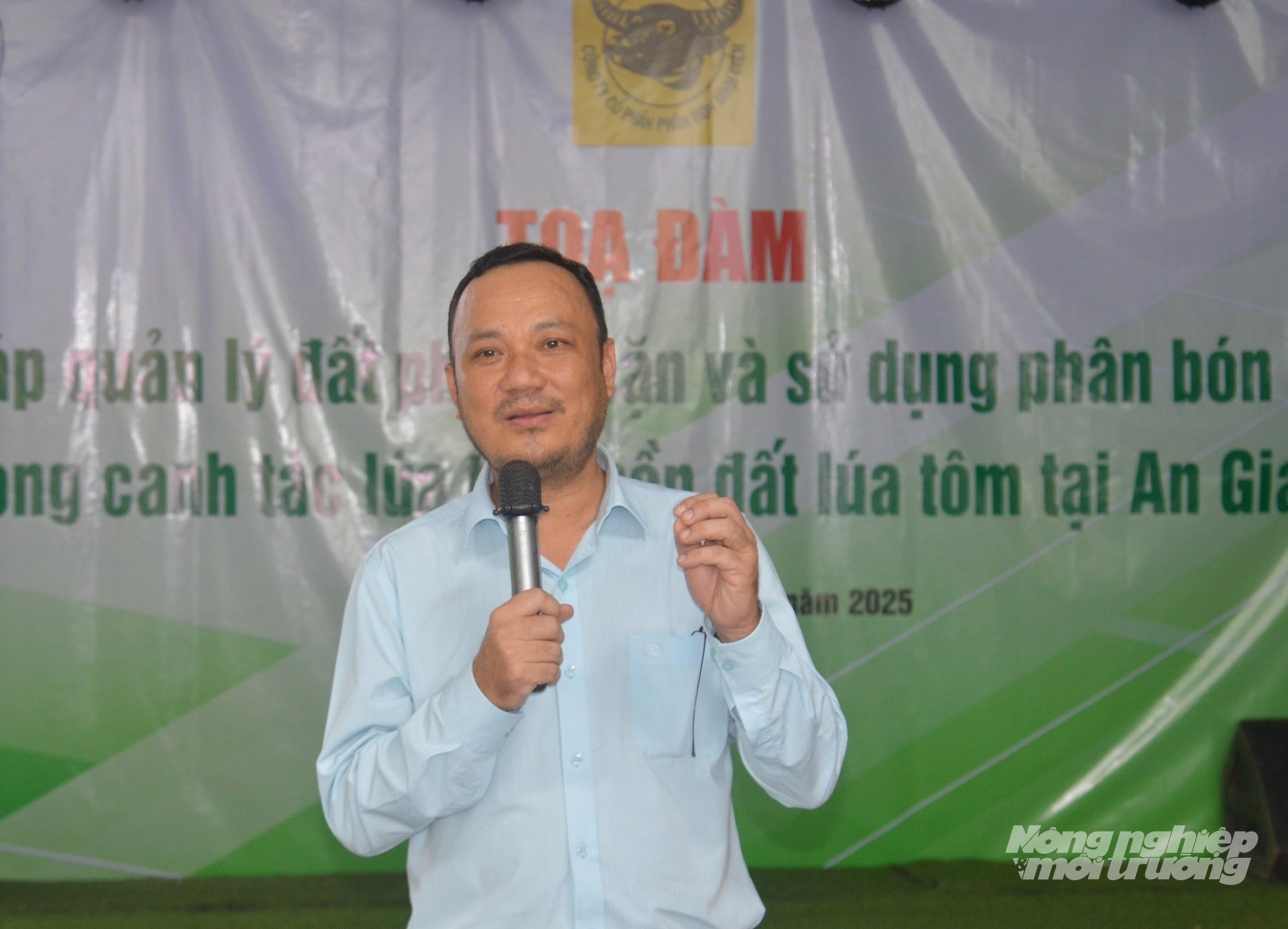 TS Lê Văn Dũng, Phó Giám đốc Trung tâm Khuyến nông An Giang chia sẻ với bà con nông dân các giải pháp nâng cao hiệu quả sản xuất mô hình lúa - tôm. Ảnh: Trung Chánh.