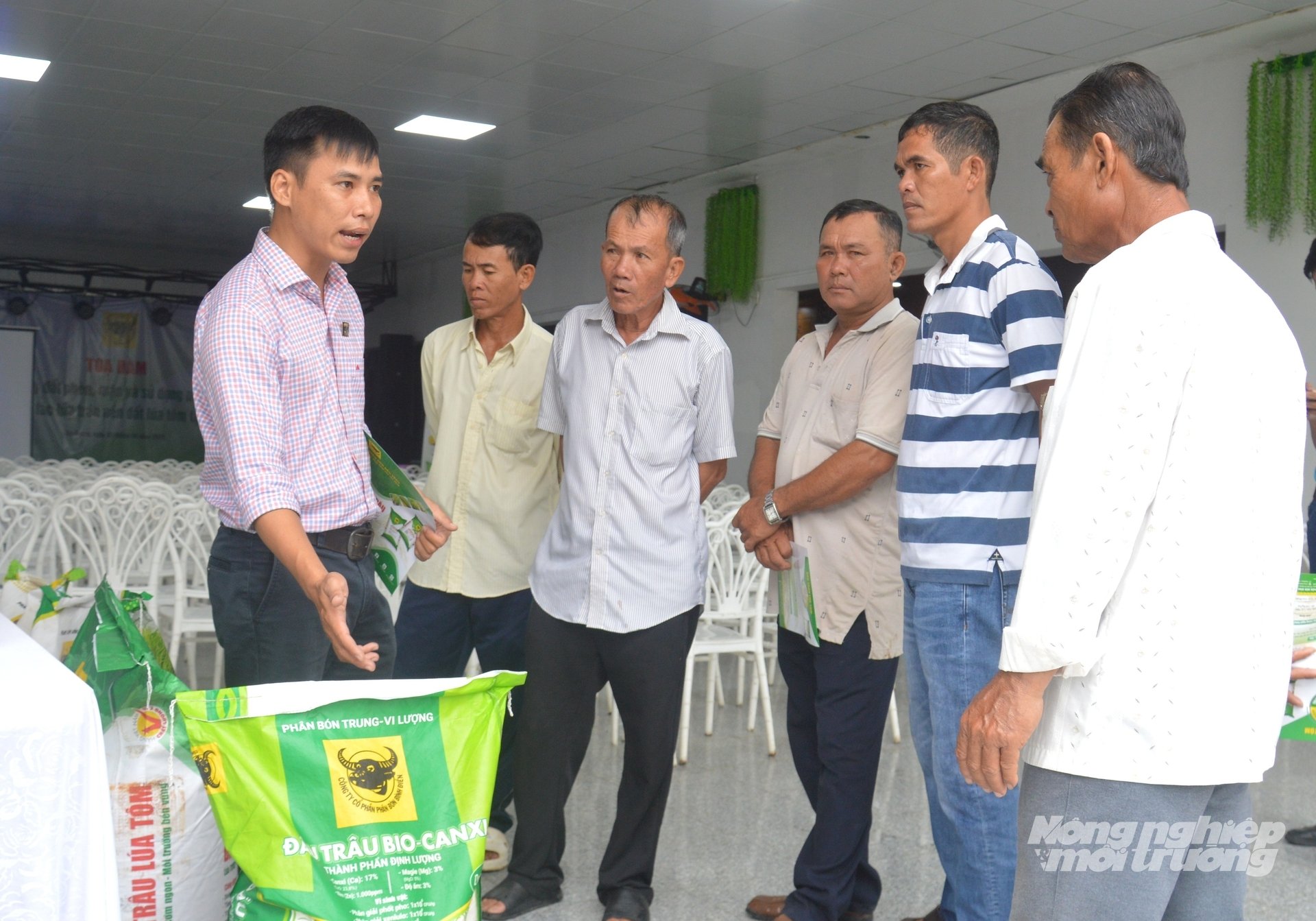 Nông dân tham gia tọa đàm tìm hiểu các sản phẩm chuyên dùng cho vùng canh tác lúa - tôm. Ảnh: Trung Chánh.