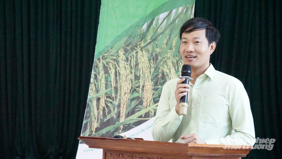 Ông Nhâm Xuân Tùng, Phó Giám đốc Chi nhánh Bắc Trung Bộ - Công ty Cổ phần Tập đoàn ThaiBinh Seed chia sẻ về giống lúa TBR97. Ảnh: Quốc Toản.