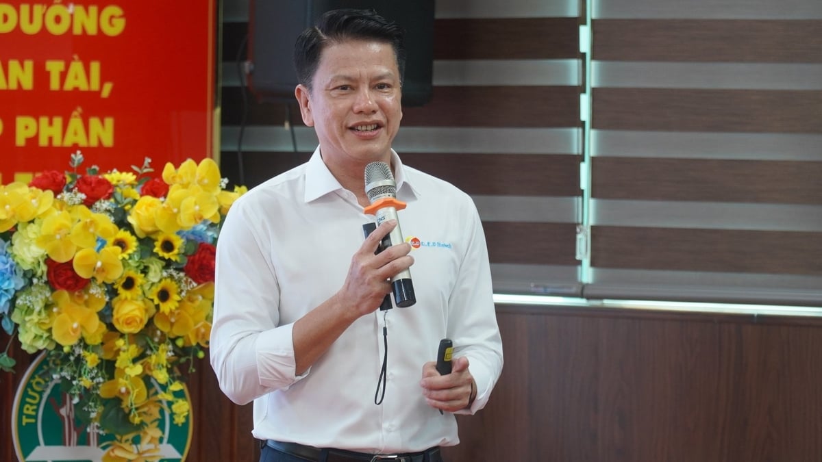 Ông Ngô Quốc Cường, Tổng Giám đốc Công ty CP Công nghệ sinh học R.E.P, chia sẻ giải pháp từ phía doanh nghiệp nhằm thay thế và kiểm soát sử dụng kháng sinh trong chăn nuôi. Ảnh: Trần Phi.