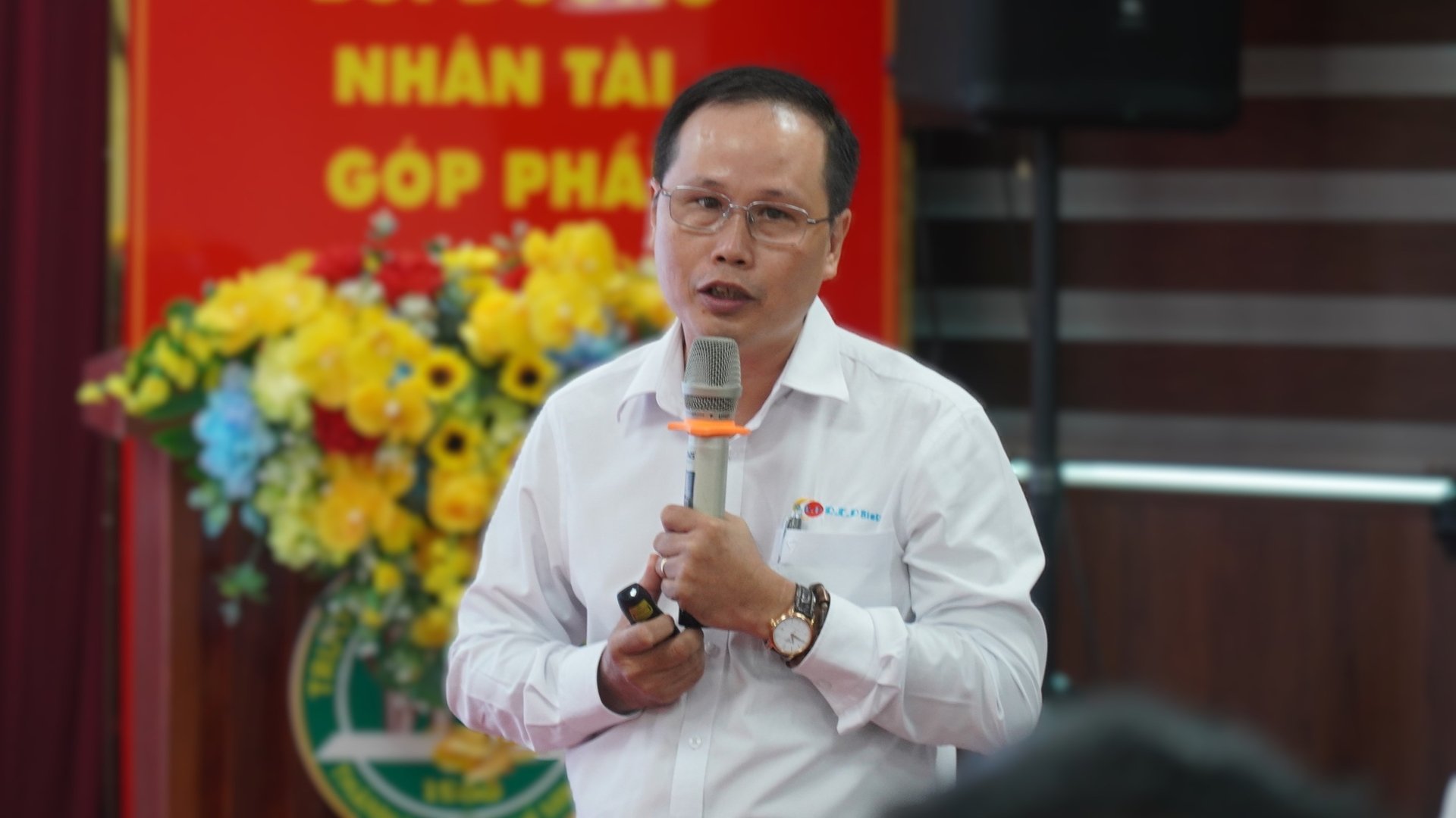 ThS. Phạm Thái Bình lưu ý, nhiều hộ nhỏ lẻ tự ý dùng kháng sinh, cần tăng cường vai trò thú y và tập huấn kỹ thuật để kiểm soát từ gốc. Ảnh: Trần Phi.