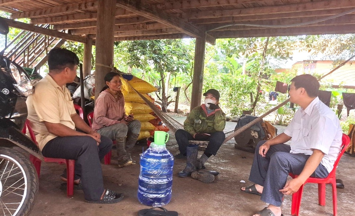 Một buổi vận động người dân ở làng K'te (xã Ia H'rú, Gia Lai) chăn nuôi an toàn sinh học. Ảnh: Đăng Lâm. 