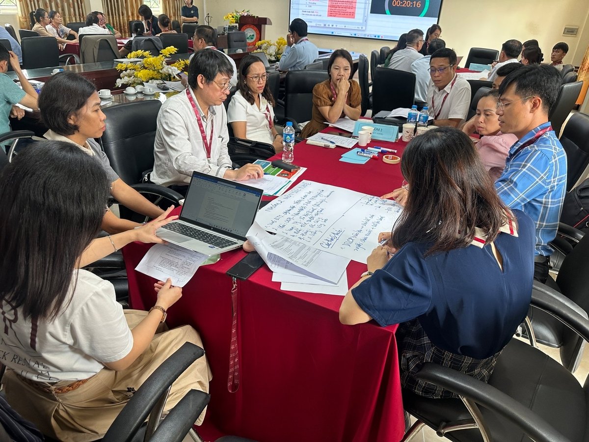 Các tổ thảo luận tại cuộc họp. Ảnh: Quang Linh.