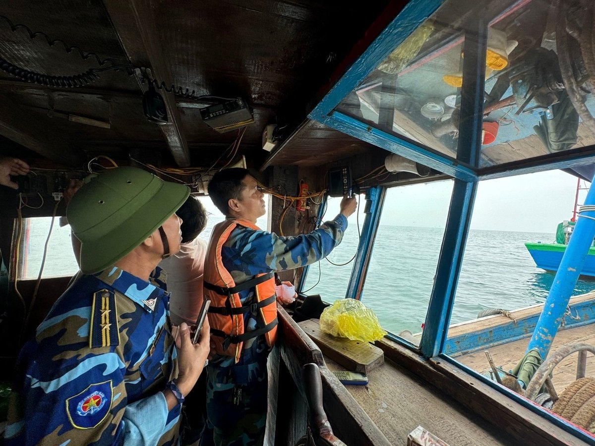 Công tác kiểm tra tàu cá được các cơ quan chức năng tỉnh Nghệ An thực hiện chặt chẽ, quyết liệt. Ảnh: Nguyễn Hải.