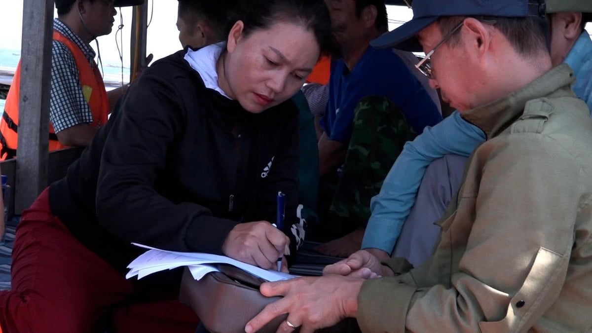 Các hộ dân ký cam kết nuôi trồng thủy sản theo quy định nhà nước. Ảnh: Truyền thông Quảng Hà. 