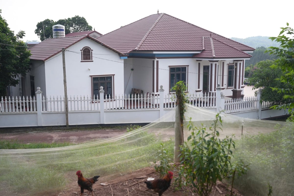 Từ trang trại gà trên đồi nhìn xuống, căn nhà khang trang của vợ chồng anh chị Thân Vân nổi bật giữa núi rừng. Ảnh: Phạm Minh.
