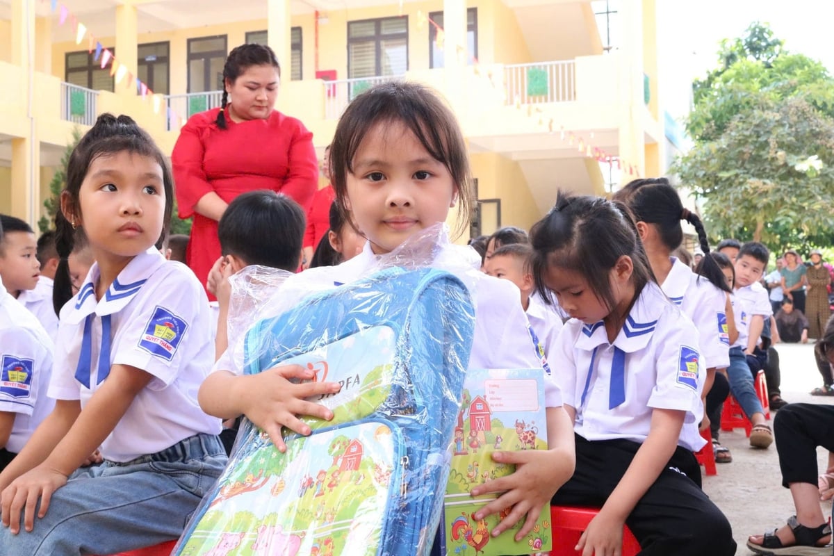 Chương trình 'Trao gửi yêu thương - Cùng em đến trường' năm nay mở rộng quy mô khu vực, tăng số lượng phần quà và học bổng cho nhiều học sinh tiểu học. Chương trình 'Trao gửi yêu thương - Cùng em đến trường' năm nay mở rộng quy mô khu vực, tăng số lượng phần quà và học bổng cho nhiều học sinh tiểu học.