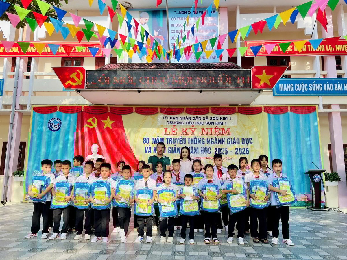 Học sinh Trường Tiểu học Sơn Kim 1 (tỉnh Hà Tĩnh) nhận món quà năm học mới 2025 - 2026 của Công ty Japfa Comfeed Việt Nam. Học sinh Trường Tiểu học Sơn Kim 1 (tỉnh Hà Tĩnh) nhận món quà năm học mới 2025 - 2026 của Công ty Japfa Comfeed Việt Nam.