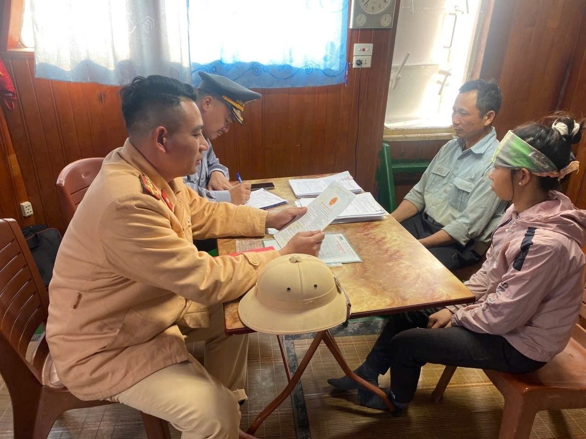 Lực lượng liên ngành lập biên bản xử phạt các chủ tàu vi phạm khai thác IUU. Ảnh: Nguyễn Thành.