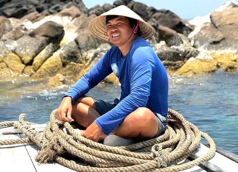 Anh Nguyễn Tôn Xuân Sáng, 'thủ lĩnh' tổ bảo vệ san hô Nhơn Hải (phường Quy Nhơn Đông, Gia Lai). Ảnh: V.Đ.T.