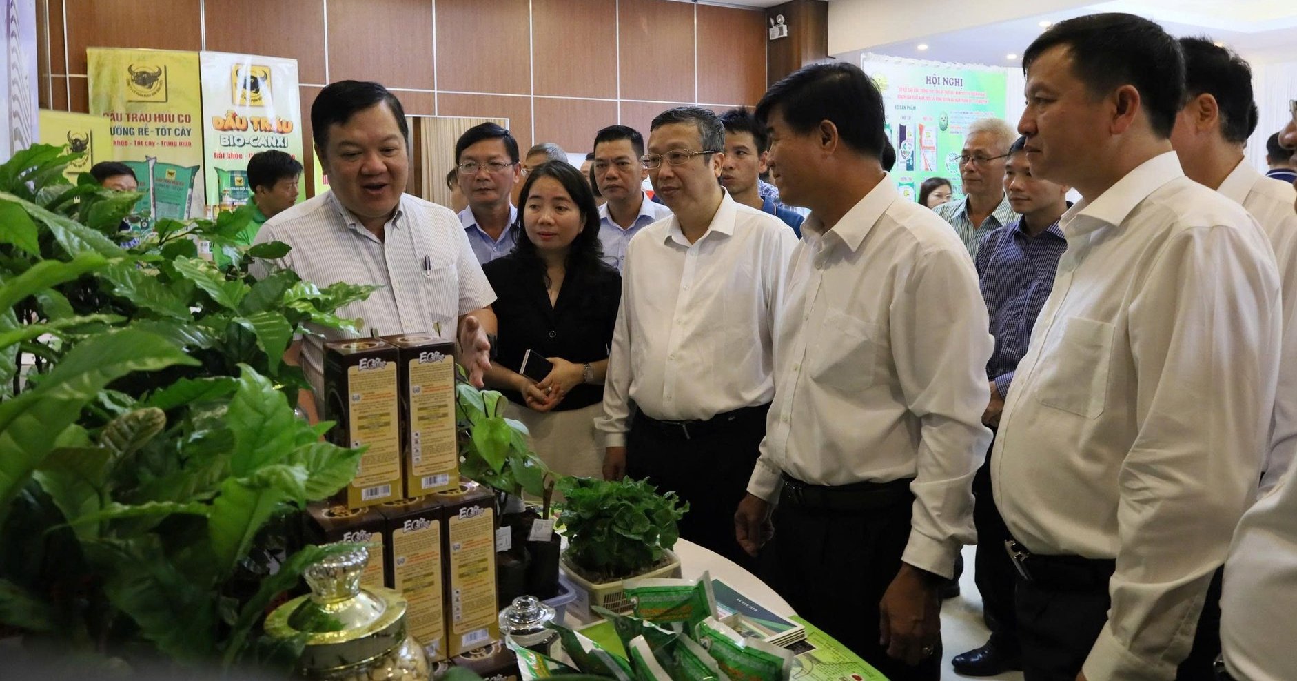 Thứ trưởng Bộ NN-MT Hoàng Trung cùng Phó Chủ tịch UBND tỉnh Đắk Lắk Nguyễn Thiên Văn và các đại biểu tham quan các gian hàng tại hội nghị. Ảnh: Trần Thọ. 